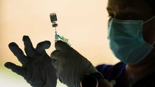 zdravotníčka pripravuje vakcínu od konzorcia Pfizer/BioNTech
