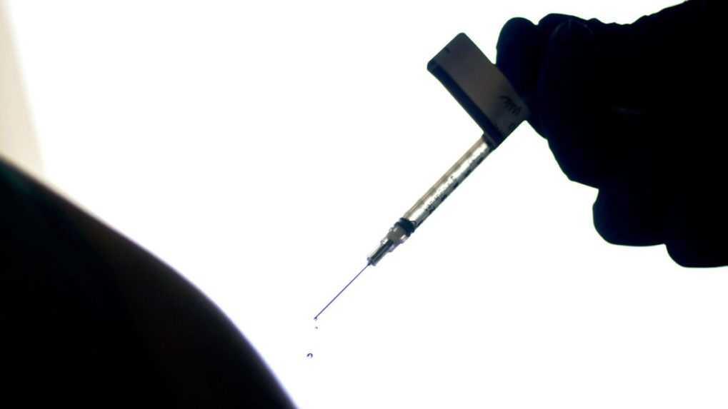 Nemeckého lekára obvinili z podvodného očkovania proti covidu, ľuďom podával roztok