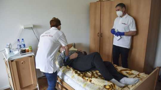 Očkovanie klientov v Domove sociálnych služieb v bratislavskej mestskej časti Rača.