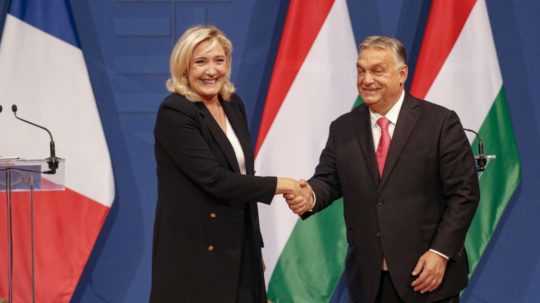 Maďarský premiér Viktor Orbán (vpravo) a predsedníčka francúzskeho krajne pravicového Národného združenia (RN) Marine Le Penová.
