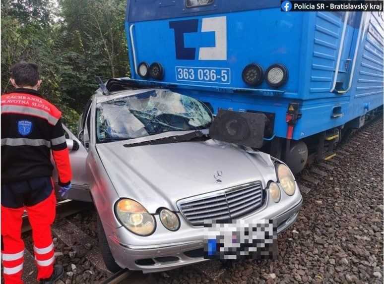 Pri zrážke auta s vlakom v Ivanke pri Dunaji vyhasol život staršieho muža