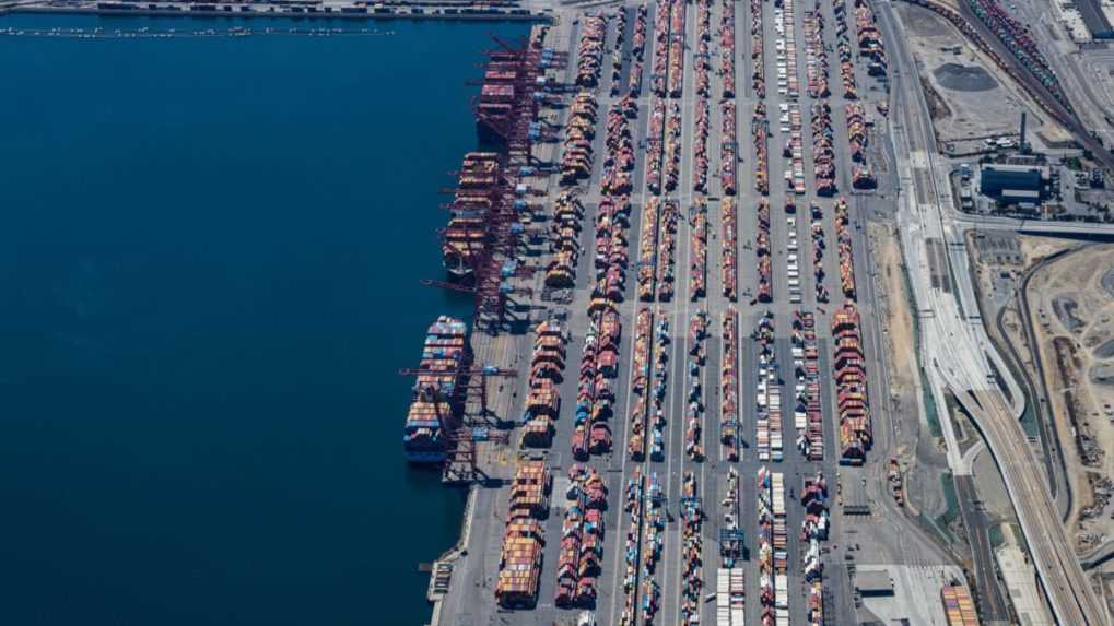 V nákladných prístavoch sa hromadí tovar