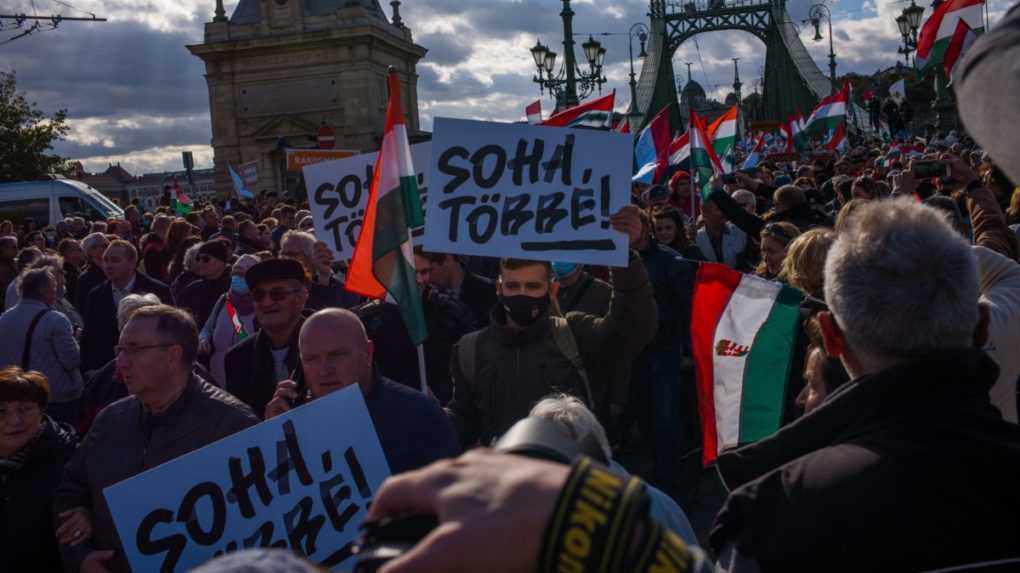 Pri príležitosti výročia maďarskej revolúcie sa v Budapešti konajú rôzne protesty