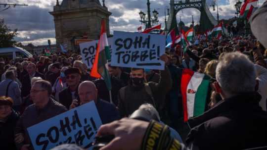Protestujúci v uliciach Budapešti.