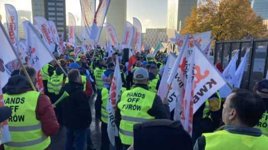 Protest odborárov z poľskej organizácie Solidarnošč pred sídlom Súdneho dvora EÚ pre jeho rozhodnutie o hnedouhoľnej bane Turów pri hraniciach s Českom.