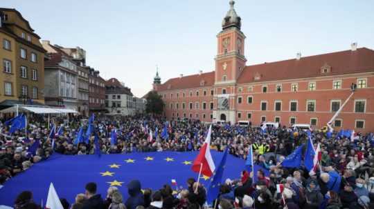 Demonštranti vo Varšave.
