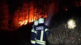 rakúski hasiči bojujú s požiarom