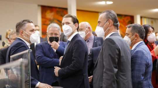 Bývalý rakúsky kancelár Sebastian Kurz (druhý vľavo) prichádza na zloženie poslaneckej prísahy