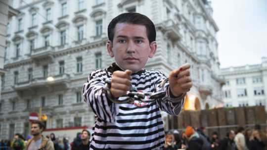 Demonštrant oblečený za rakúskeho kancelára Sebastiana Kurza
