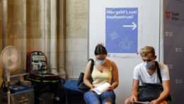 Ľudia vo Viedni čakajú na očkovanie proti ochoreniu COVID-19