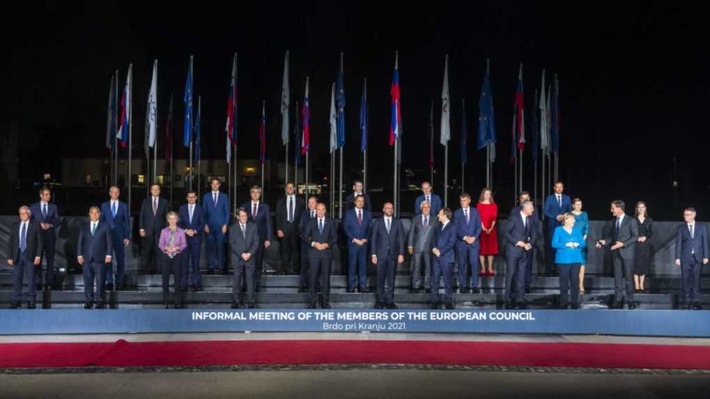 Lídri krajín EÚ debatujú o spoločných vojenských jednotkách a vysokých cenách energií