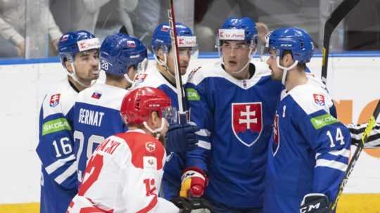 slovenskí hokejisti tešiaci sa z gólu do siete Poľska v olympijskej kvalifikácii