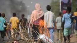 Na snímke protestujúci proti prevzatiu moci v Sudáne armádou