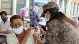 Vojačka očkuje vakcínou proti ochoreniu COVID-19 od spoločnosti AstraZeneca na predmestí hlavného mesta Tunis