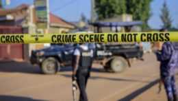 Policajti hliadkujú po sobotňajšom výbuchu, ku ktorému došlo na frekventovanej ulici v oblasti Kawempe na predmestí ugandského hlavného mesta Kampala.