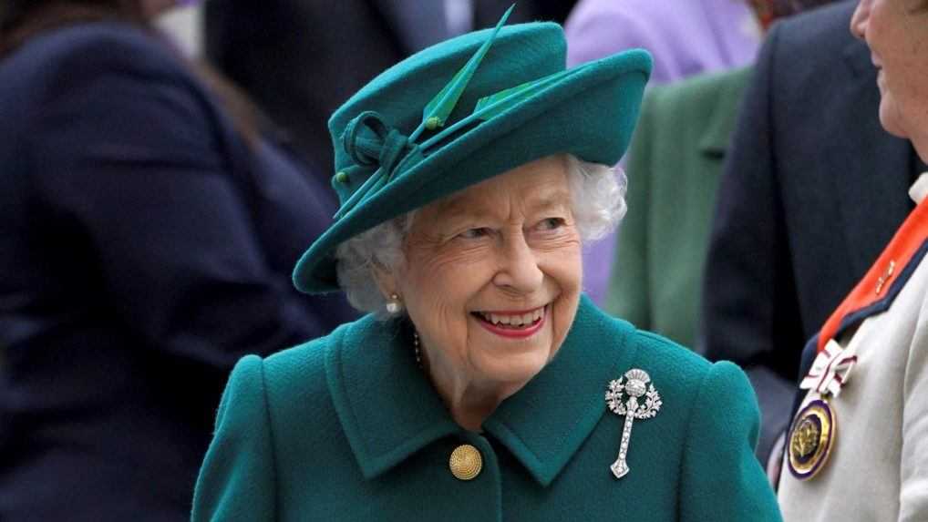 Britská kráľovná Alžbeta II. strávila noc v nemocnici