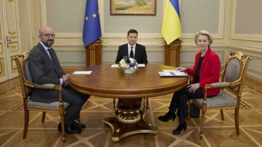 Ukrajinský prezident Volodymyr Zelenskyj, predsedníčka Európskej komisie (EK) Ursula von der Leyenová a predseda Európskej rady Charles Michel
