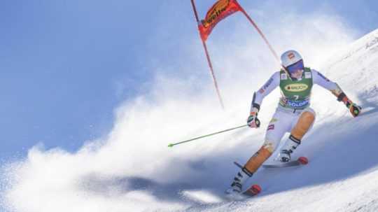 Slovenská lyžiarka Petra Vlhová počas prvého kola obrovského slalomu, ktorým odštartovala nová sezóna Svetového pohára v rakúskom Söldene.