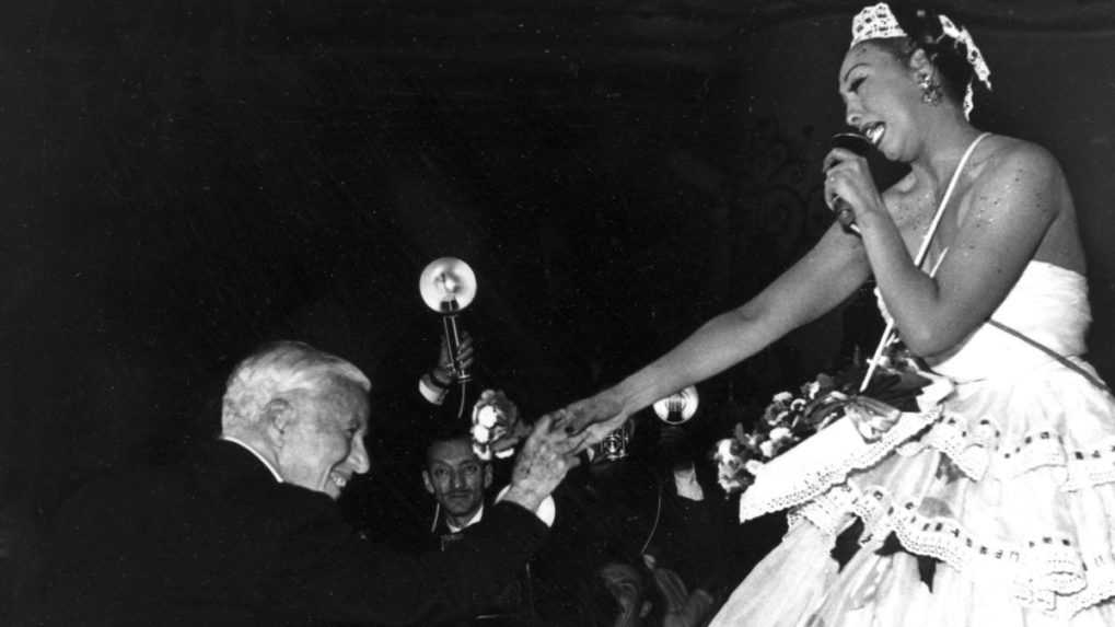 Na archívnej snímke z roku 1953 Charlie Chaplin gratuluje francúzsko-americkej herečke, speváčke a tanečníčke Josephine Bakerovej po jej vystúpení na charitatívnom podujatí v Paríži.