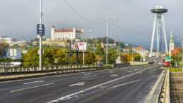 Na snímke doprava na Moste SNP, vľavo Bratislavský hrad, uprostred vyhliadková veža UFO a vpravo Dóm sv. Martina v Bratislave.