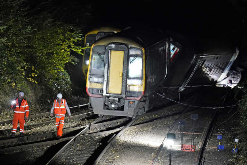 V Británii sa zrazili dva vlaky, zranených je 17 ľudí