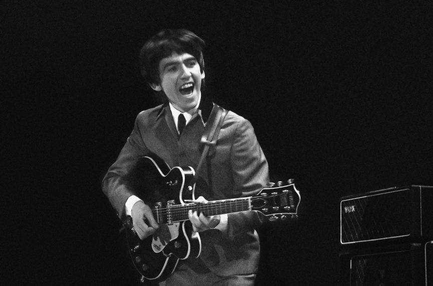 Prvú gitaru kúpil za tri libry. Samouk George Harrison bol najtichší spomedzi The Beatles