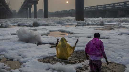 Znečistená posvätná rieka Jamuna v Indii.