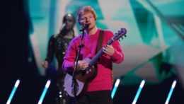 Spevák Ed Sheeran vystupuje počas odovzdávania cien MTV Europe Music Awards.