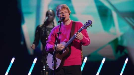 Spevák Ed Sheeran vystupuje počas odovzdávania cien MTV Europe Music Awards.