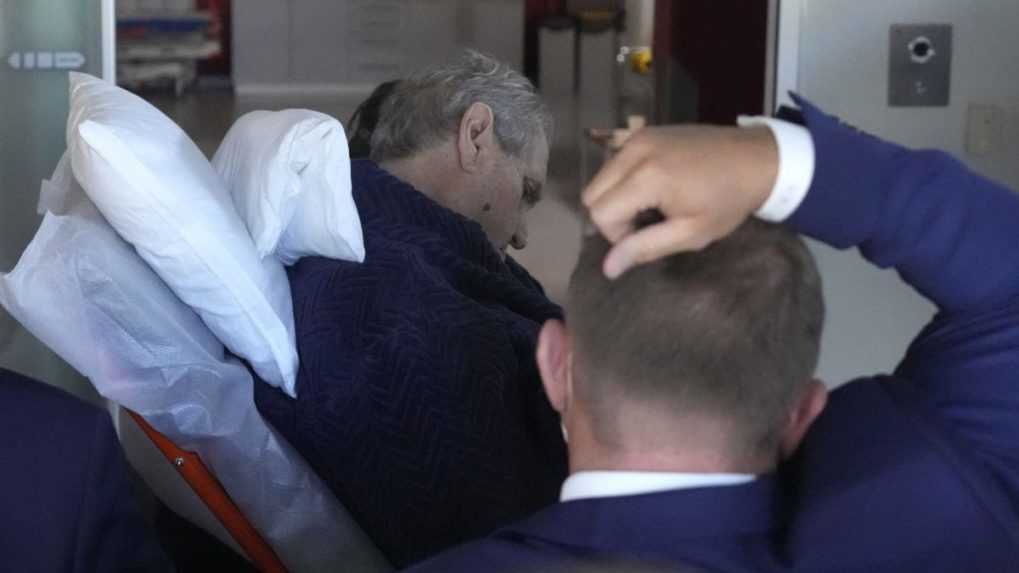 Prezident Zeman po mesiaci opustí JIS, naďalej bude v nemocnici