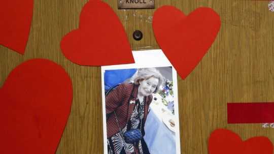 Na snímke dvere do bytu Mireille Knollovej, ktorú zavraždili v roku 2018 v Paríži.