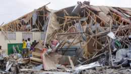 Ľudia hľadajú telá na mieste výbuchu v somálskom Mogadišu