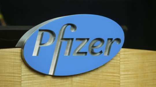 Na snímke logo spoločnosti Pfizer v americkom Grotone.