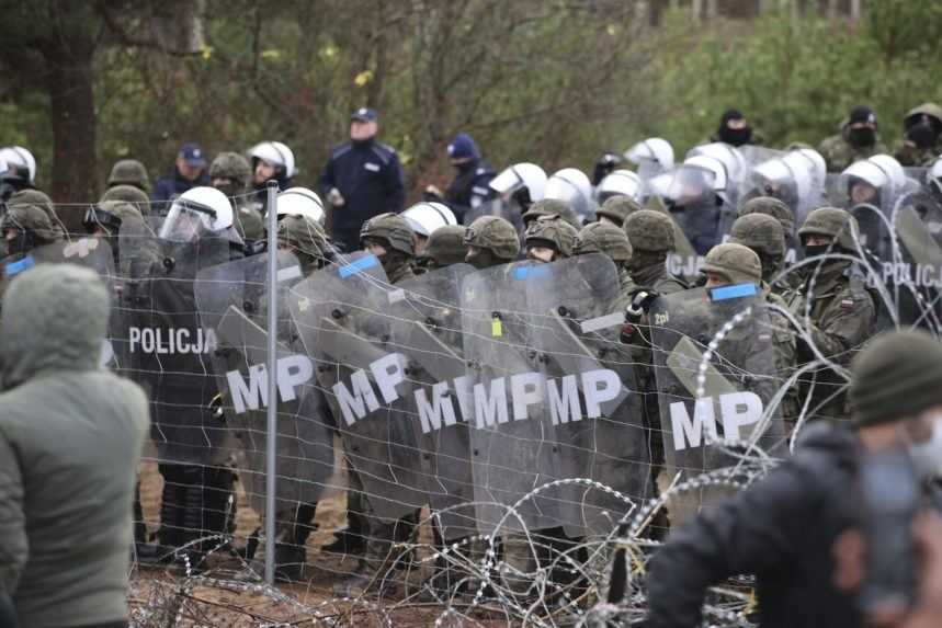 Poľský policajt utrpel pri strážení hranice vážne zranenie