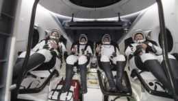 Astronauti vo vesmírnej kapsule.