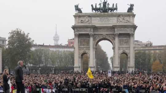 Na snímke protestné zhromaždenie v Miláne proti covidovým opatreniam.