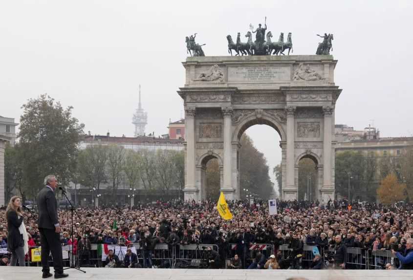 Tisíce ľudí v Taliansku v sobotu demonštrovali proti covidovým opatreniam