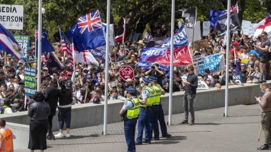 Demonštranti pred budovou parlamentu v novozélandskom Wellingtone.