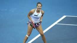 Na snímke slovenská tenistka Viktória Kužmová sa raduje z víťazstva