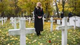 Na snímke prezidentka SR Zuzana Čaputová počas pietneho aktu pri príležitosti Dňa vojnových veteránov na Vojenskom cintoríne Petržalka.