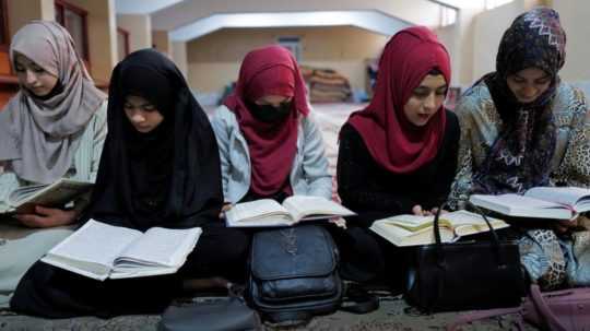 Afganské ženy čítajú Korán.