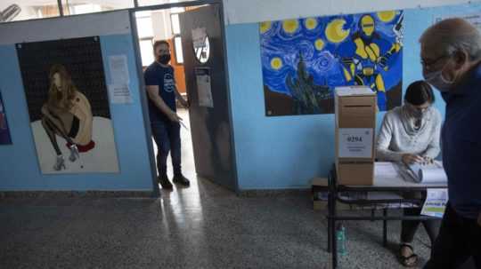 Volič vo volebnej miestnosti počas parlamentných volieb v argentínskom Buenos Aires.
