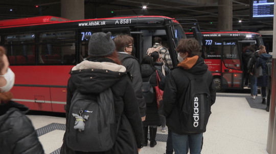 Na snímke cestujúci nastupujú do autobusu.