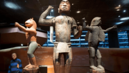 Artefakty, ktoré Francúzsko vracia Beninu.