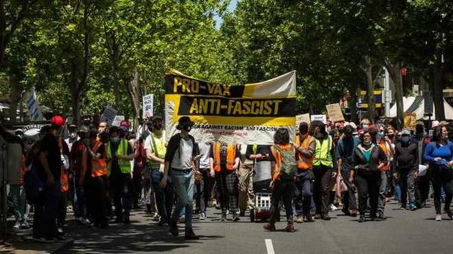 Tisíce ľudí vyšli do ulíc Austrálie na protest proti očkovaniu