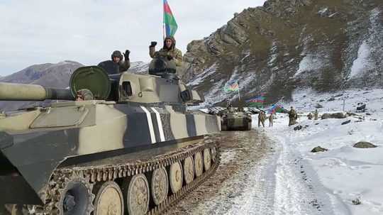 azerbajdžanskí vojaci sedia v tanku