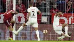 poľský hráč Bayernu Robert Lewandowski strieľa gól