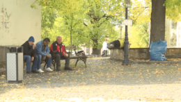 Na lavičke sedia ľudia bez domova v Banskej Bystrici.