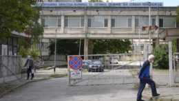 muž kráča pred štátnou nemocnicou v bulharskom meste Veliko Tarnovo