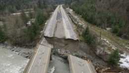 škody spôsobené prudkým dažďom a zosuvmi pôdy na diaľnici Coquihalla neďaleko Hope v Britskej Kolumbii